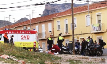 Un turismo arrolla a una moto y se da a la fuga en Elda