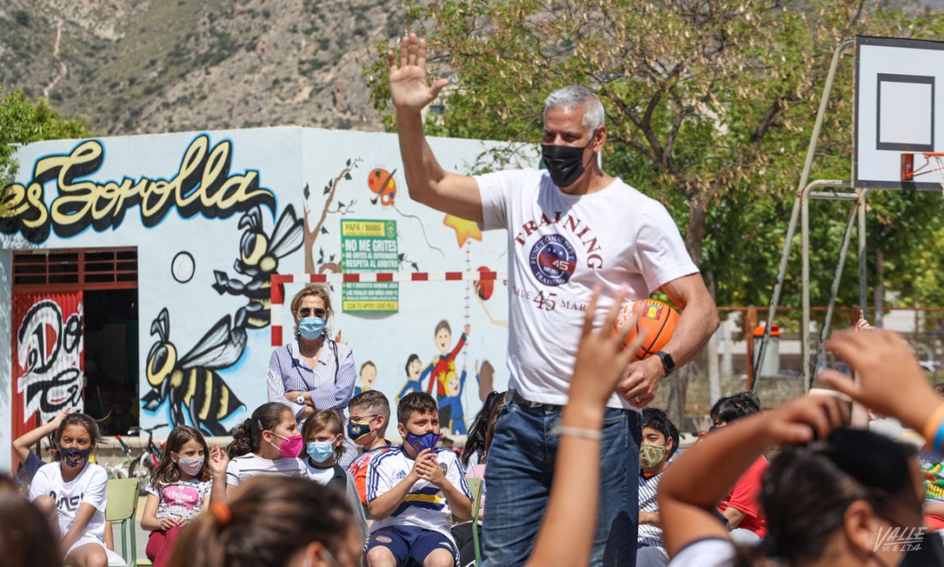 El exjugador de baloncesto Joe Arlauckas visita Elda El exjugador de baloncesto Joe Arlauckas visita Elda