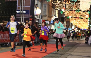 Disfraces y deporte para despedir el 2017 en Elda 