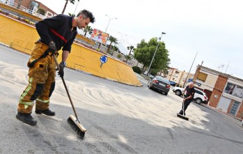 El vertido de gasoil de un autob&uacute;s provoca retenciones en varias rotondas de Elda y Petrer