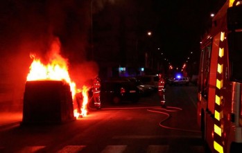 La Polic&iacute;a Local mueve a pulso un veh&iacute;culo tras iniciarse un incendio en un contenedor en la avenida Alfonso XIII