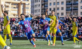 El Eldense gana al Atl&eacute;tico Baleares y afianza el liderato (2-1)