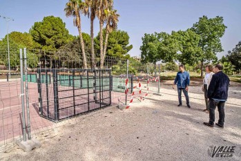 El gobierno socialista aclara que la pista deportiva de los Jardines del Vinalop&oacute; est&aacute; en proceso de reforma