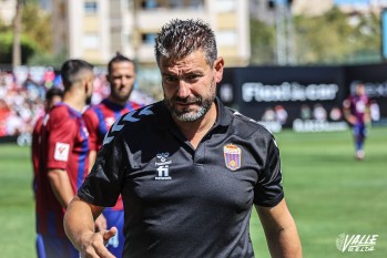 Fernando Est&eacute;vez: "Ser&aacute; un partido complejo, pero nosotros se lo pondremos dif&iacute;cil a ellos"