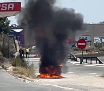 Arde un veh&iacute;culo a las afueras de Petrer