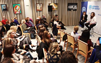 Isabel Bonig, presidenta del PP valenciano, mantiene un encuentro con el sector femenino en Elda