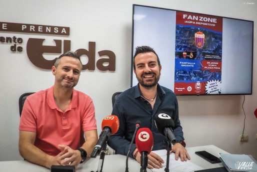 Una pantalla gigante en la Ficia para ver el partido de vuelta entre el Eldense y el Real Madrid Castilla