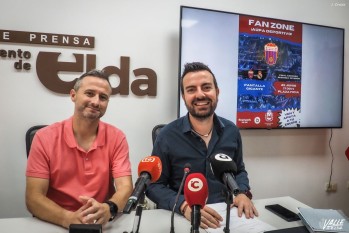 Una pantalla gigante en la Ficia para ver el partido de vuelta entre el Eldense y el Real Madrid Castilla
