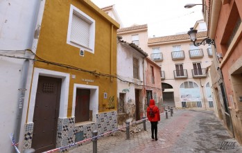 Cortan la "Calle del Marqu&eacute;s" por el desprendimiento del tejado de una vivienda