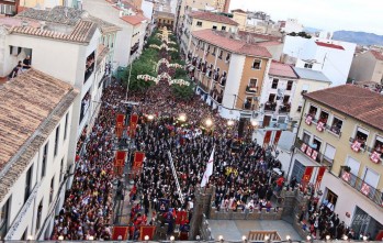 Elda inicia sus fiestas cantando al un&iacute;sono el "Idella"