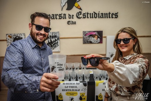 La comparsa de Estudiantes presenta unos vasos reutilizables para Moros y Cristianos