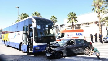 Un turismo y un autob&uacute;s colisionan en Petrer