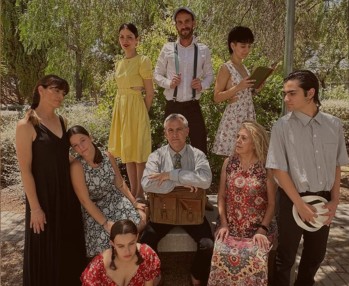 La comunidad del IES Monastil representa una obra de teatro el jueves