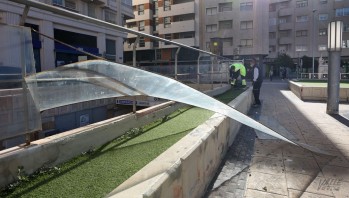 El viento provoca da&ntilde;os en el mobiliario urbano
