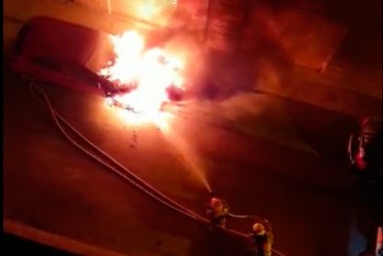 Un coche se incendia en la calle Maestro Estruch de Elda