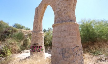 Pintan unos grafitis en el acueducto de la Rambla de Pu&ccedil;a