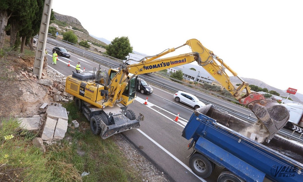 Un muro se derrumba junto a la autovía Un muro se derrumba junto a la autovía