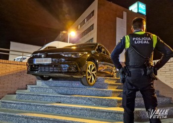 &ldquo;Estaciona&rdquo; en las escaleras de la Ficia y se da a la fuga