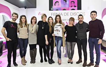 Tamara realiza una exitosa firma de discos en el centro Evonh&eacute; de Elda