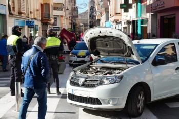 Caos en Juan Carlos I por la colisi&oacute;n de dos coches contra los bolardos