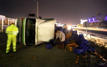 Vuelca un cami&oacute;n en la autov&iacute;a A-31 a su paso por Petrer