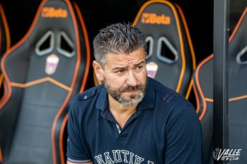 Fernando Est&eacute;vez: "El Andorra nos va a someter pero tengo a los mejores jugadores y debemos mostrar personalidad"