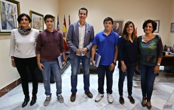 El alcalde recibe a dos estudiantes distinguidos con el Premio Extraordinario al rendimiento acad&eacute;mico en la ESO 