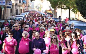 La marea rosa de la Marcha por la Vida contra el c&aacute;ncer de mama inunda Elda y Petrer