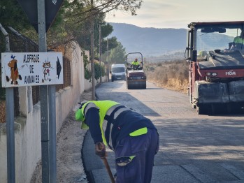 El Ayuntamiento de Elda asfalta &iacute;ntegramente el camino que lleva al Albergue de animales