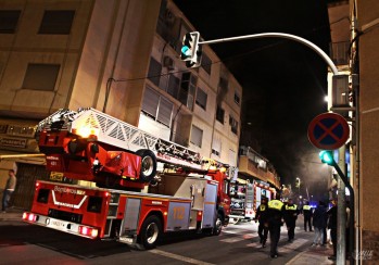 El incendio de una cocina en la Avenida de Sax obliga a desalojar el edificio y deja tres heridos leves