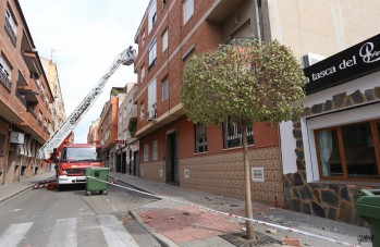Los Bomberos aseguran la fachada de un edificio en Petrer tras sufrir grandes desprendimientos