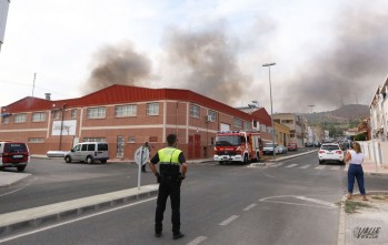 Arde una f&aacute;brica de pieles en Elda