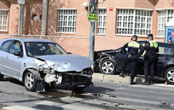 Un aparatoso choque lateral corta parte de la avenida de Ronda