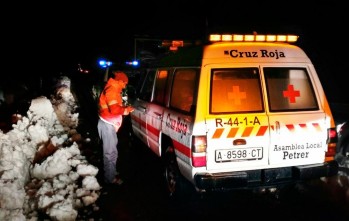 Cruz Roja Petrer socorre a m&aacute;s de 80 veh&iacute;culos atrapados en la nieve en la Font de la Figuera