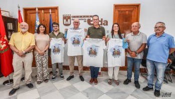 La Cofrad&iacute;a de los Santos Patronos entrega la camiseta de la Traca al pregonero y al alcalde
