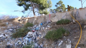 Incendio en una casa cueva abandonada y con toneladas de basura en la cumbre del Altico de San Miguel