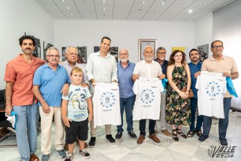 Rub&eacute;n Alfaro y Juan Pascual Azor&iacute;n reciben la camiseta de Correr la Traca