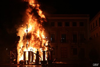 El fuego puso punto y final a las Fallas de Elda