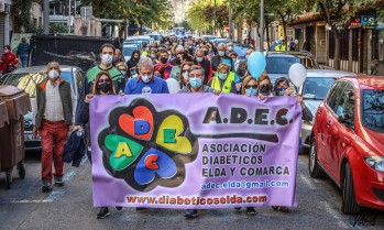 La marea azul por la diabetes vuelve a recorrer Elda