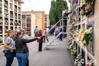 Los cementerios se llenan en el D&iacute;a de Todos los Santos