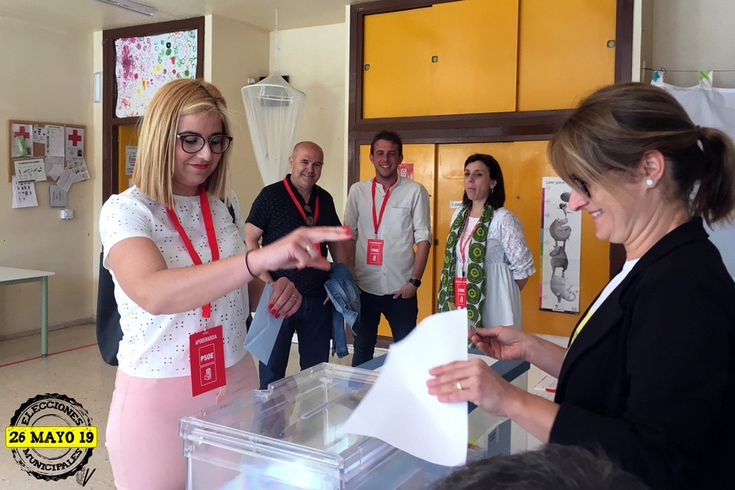 Los candidatos de Petrer votan en una mañana sin incidentes y con un ligero descenso de participación Los candidatos de Petrer votan en una mañana sin incidentes y con un ligero descenso de participación