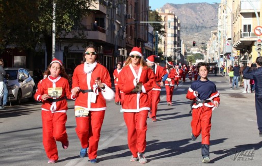 Primera Marcha solidaria de Pap&aacute; Noel de la Falla Las 300