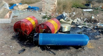 Vertido ilegal de 150 litros de aceite de motor y de polietileno frente al CEE
