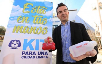 Elda regalar&aacute; 3.500 kits de limpieza para acabar con los excrementos de las mascotas en las calles