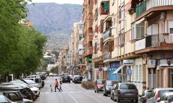 El pleno de Elda incide en la necesidad de ayudar al comercio local 