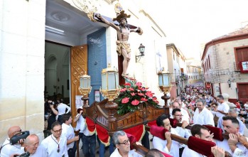 El Cristo del Monte Calvario recorre el casco antiguo de Petrer en un V&iacute;a Crucis