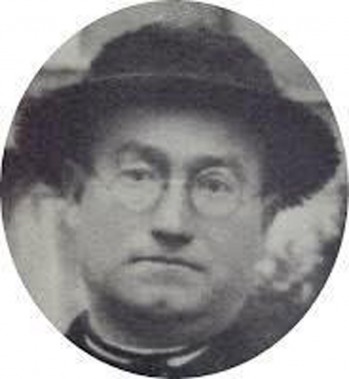 Pasean al cura de Petrer