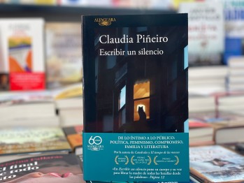 "Escribir un silencio" de Claudia Pi&ntilde;eiro