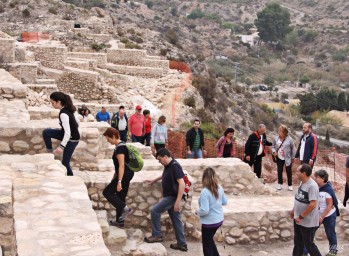Las visitas al yacimiento El Monastil incorporan la puerta de entrada al poblado