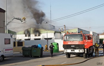 Un incendio quema dos f&aacute;bricas en Petrer 